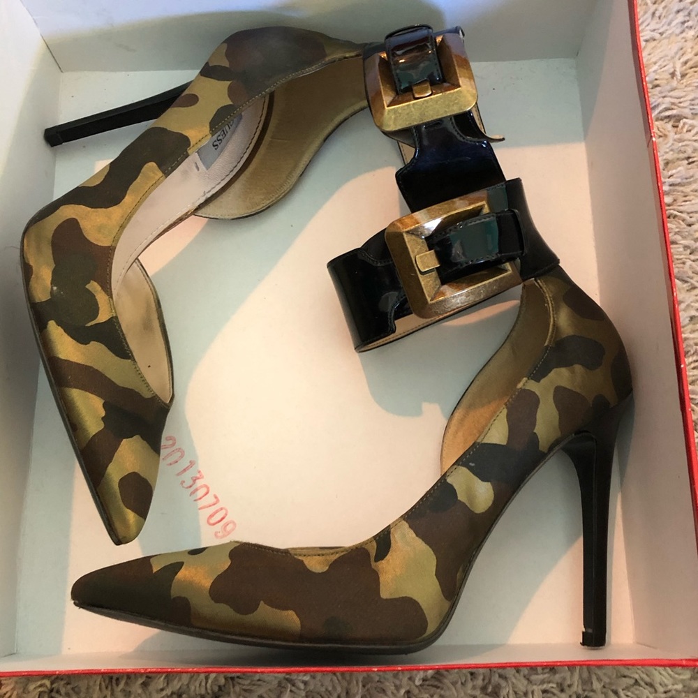 Camo point goes heels with gold buckle